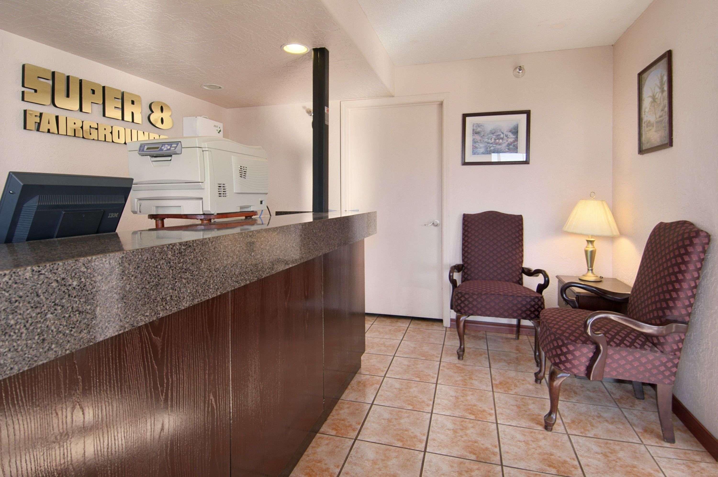 Super 8 By Wyndham Oklahoma Fairgrounds Motel Interior photo