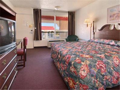 Super 8 By Wyndham Oklahoma Fairgrounds Motel Room photo